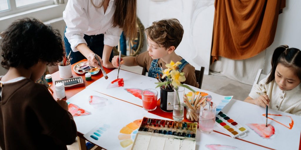 Enfants qui dessinent