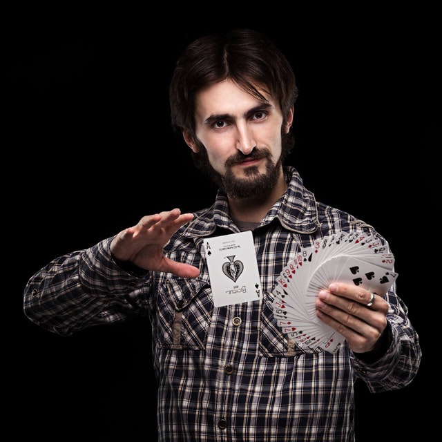 Un magicien avec des cartes