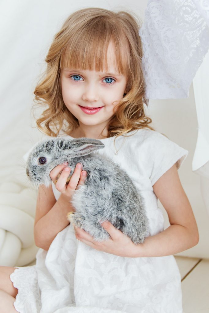 Fillette avec un lapin