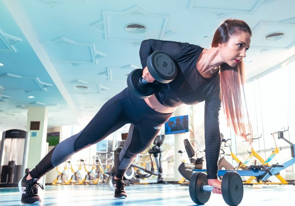 Femme en salle de sport