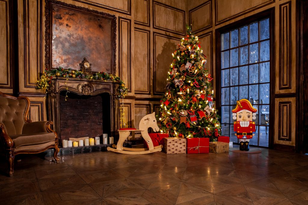 sapin de noël en bois dans un salon