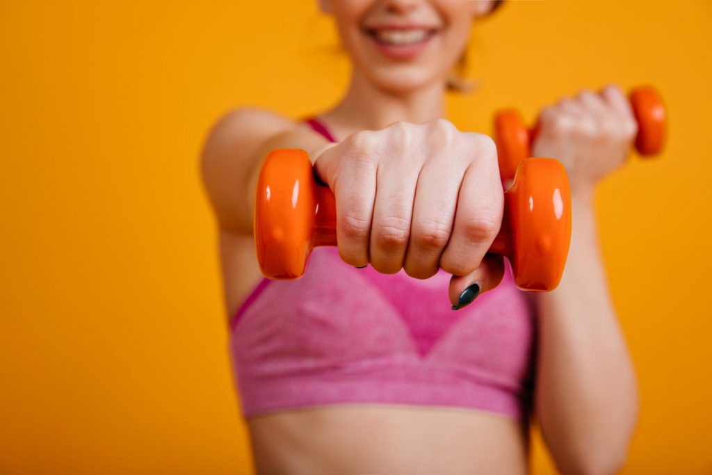 femme qui fait de la gym fitness