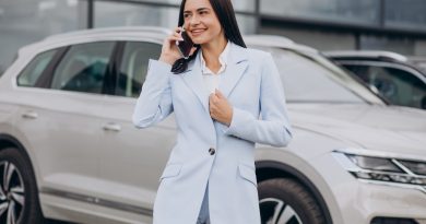 femme au téléphone devant une voiture