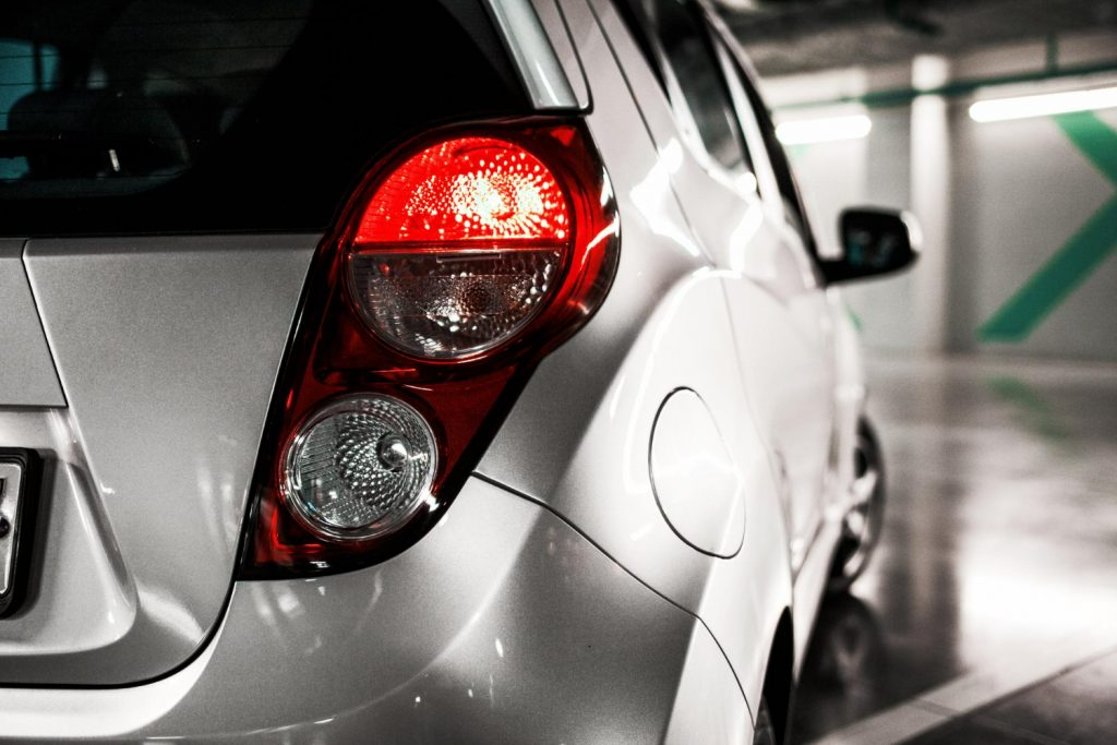 plan arrière droit phare arrière d'une voiture dans un parking