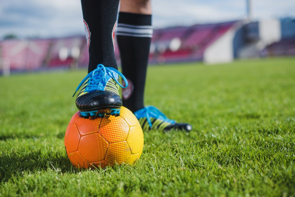 pied sur un ballon de football