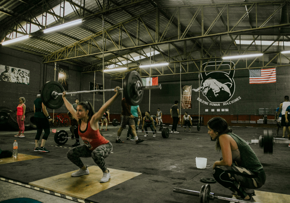 plusieurs personnes en train de faire des exercices de CrossFit