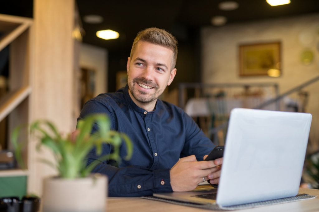 homme qui travail à domicile