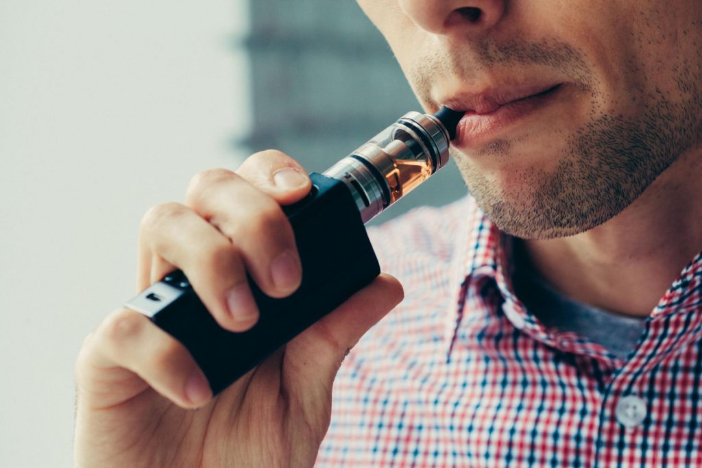 homme avec une cigarette électronique