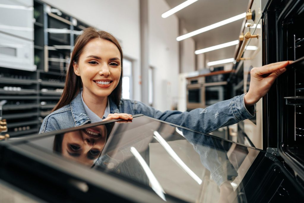 Femme dans un magasin d'électroménager