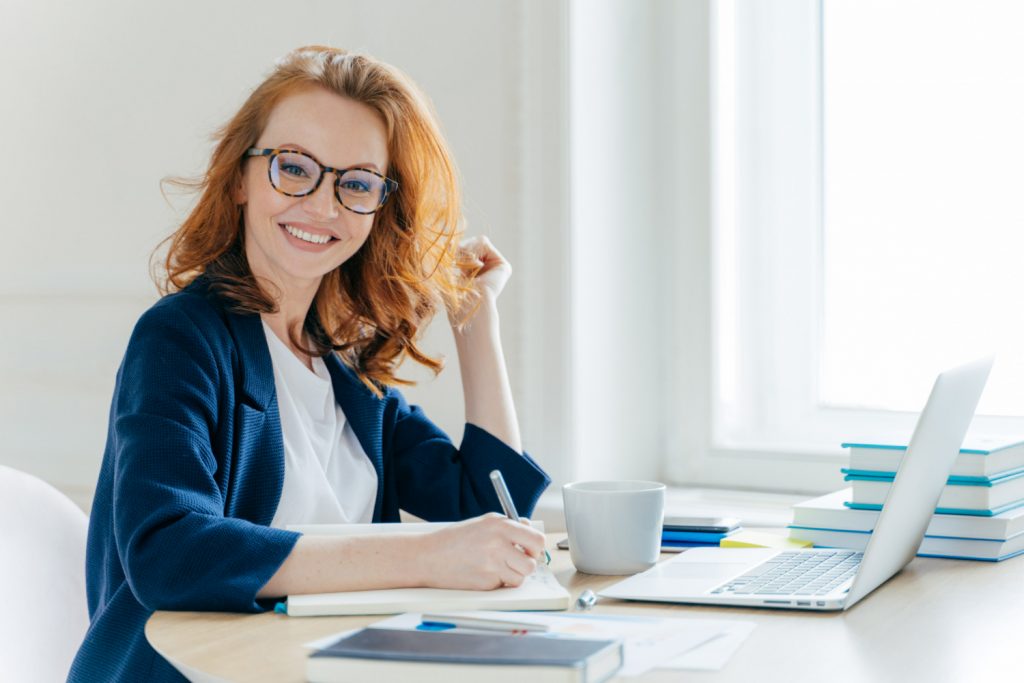 Femme rousse étudiant