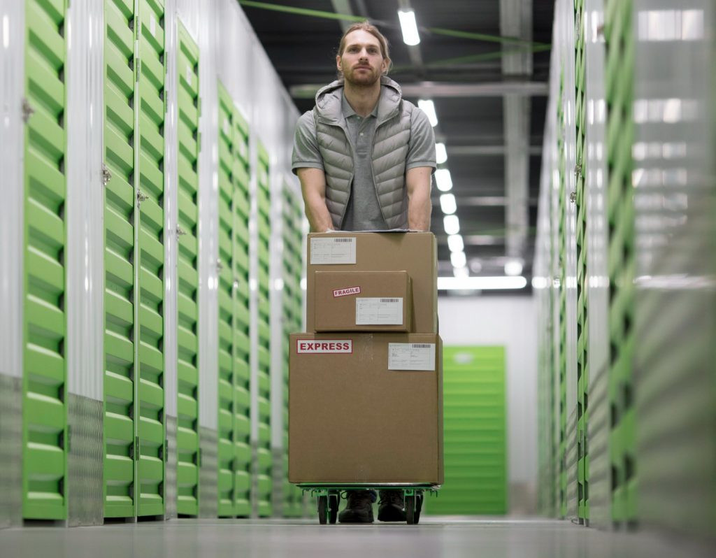 homme apportant un carton dans son espace de stockage