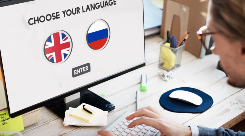 une femme apprenant des langues en ligne grâce à gg trad