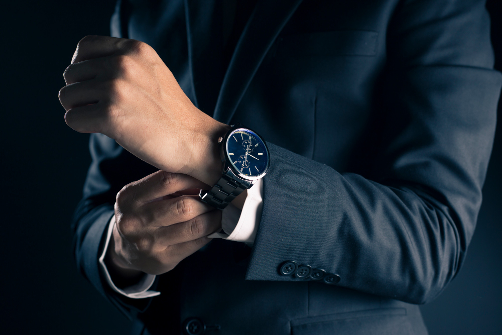 un homme avec une montre au poignet