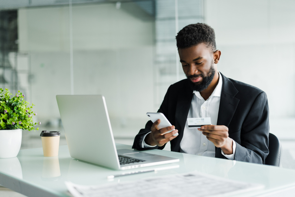 un homme payant sur internet