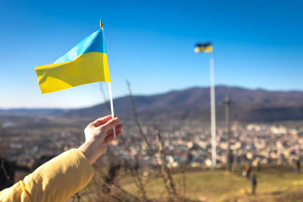une femme tenant un drapeau de l'Ukraine