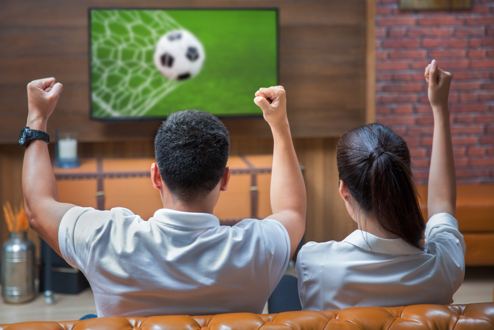 un couple regardant un match de foot