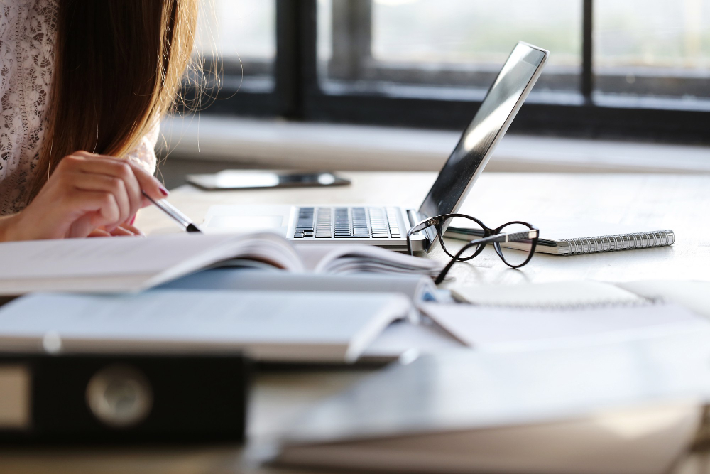 une femme travaillant à son bureau