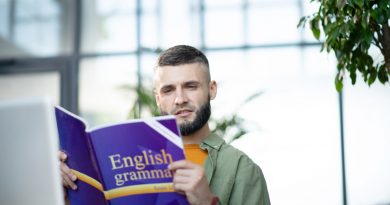 un homme lisant un livre pour apprendre l'anglais