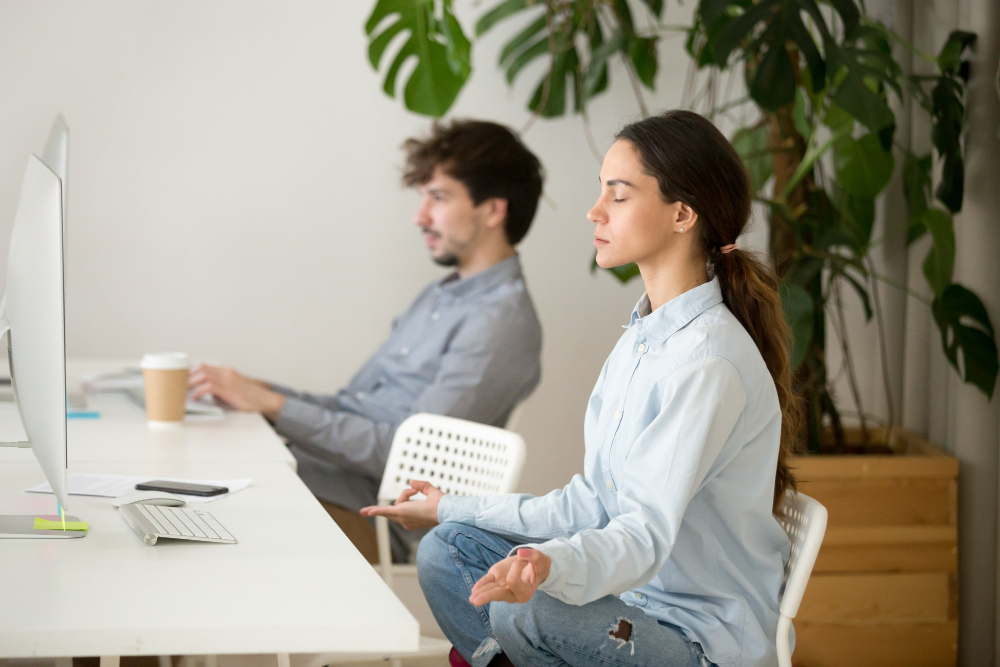 un femme zen devant son poste de travail