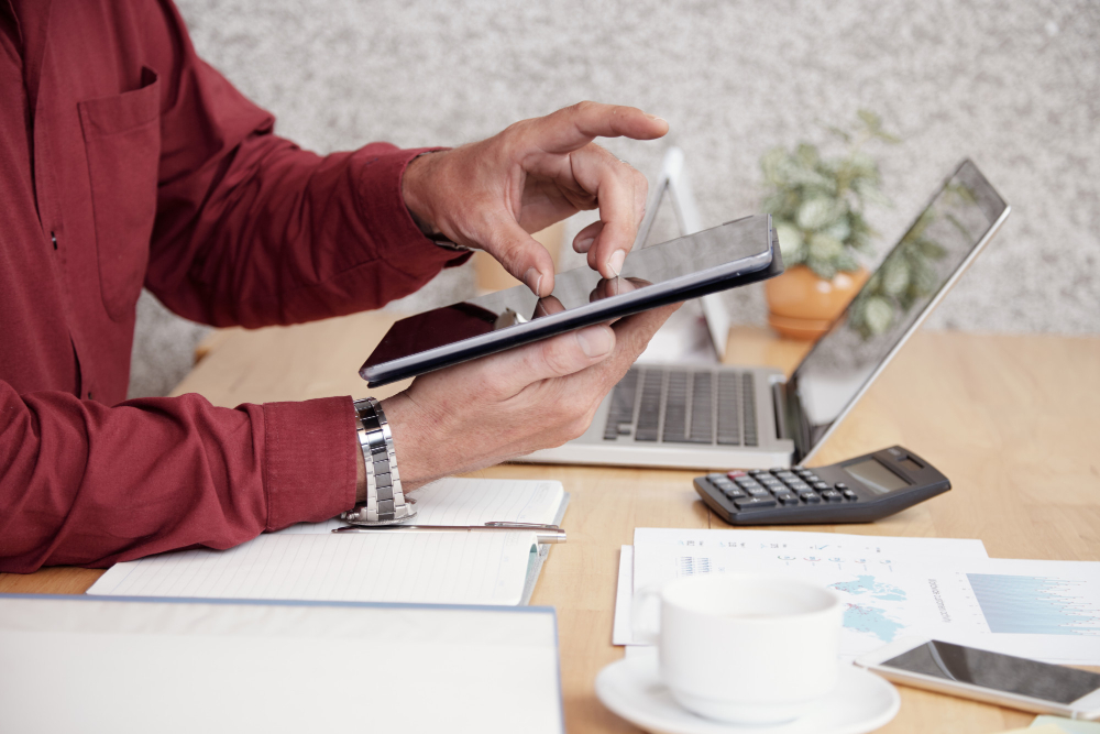 un homme au travail travaillant sur une tablette mobile