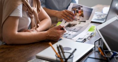 deux personnes qui regardent des images à un bureau