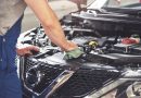 un mécanicien devant un moteur de voiture