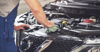 un mécanicien devant un moteur de voiture