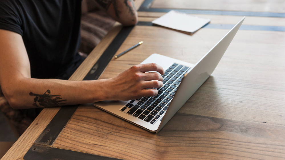 une personne travaillant sur son ordinateur portable