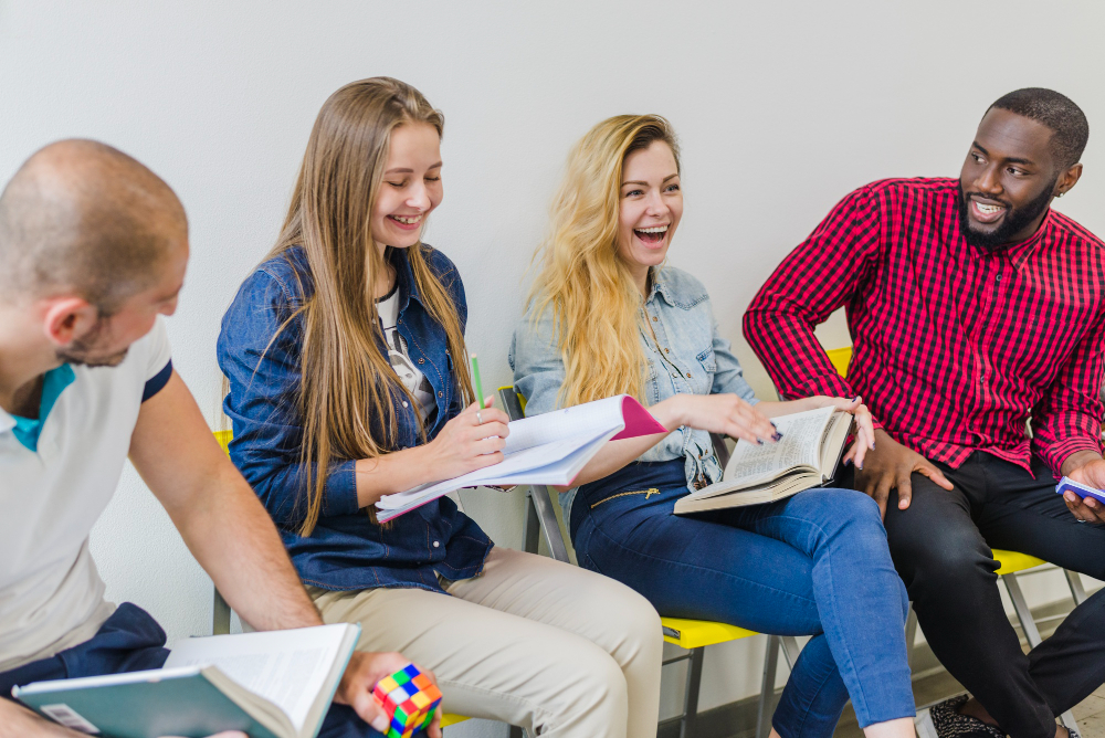 4 personnes discutant dont un éducateur