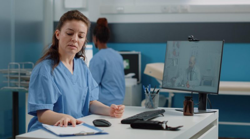 une secrétaire médicale à son bureau