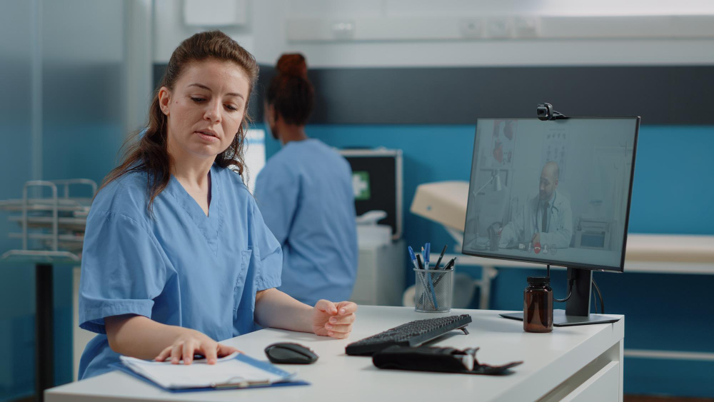 une secrétaire médicale à son bureau