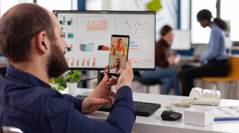 une personne travaillant devant son ordinateur