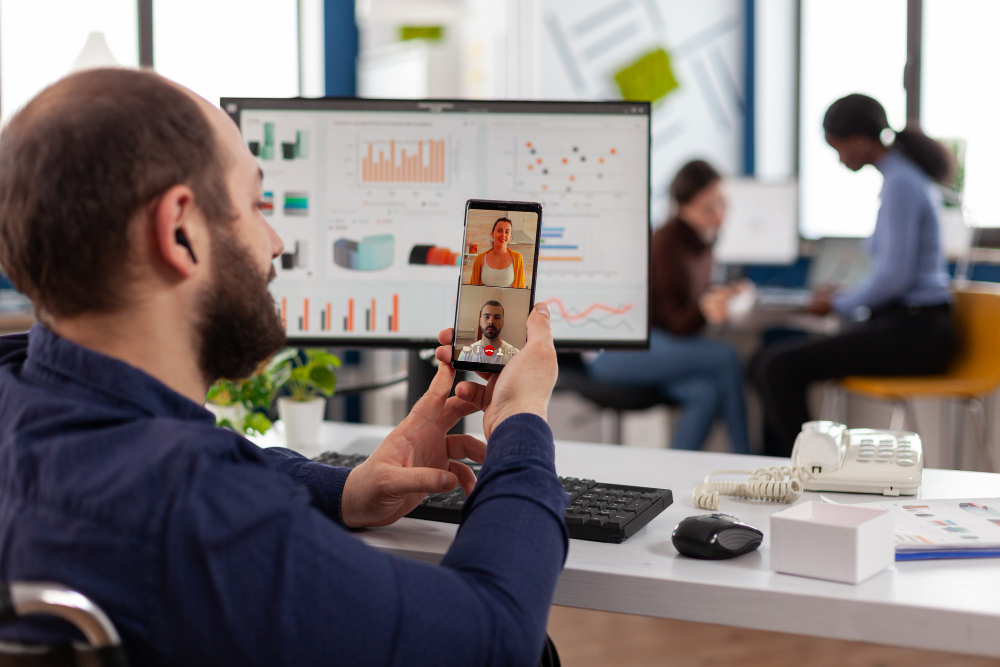 une personne travaillant devant son ordinateur