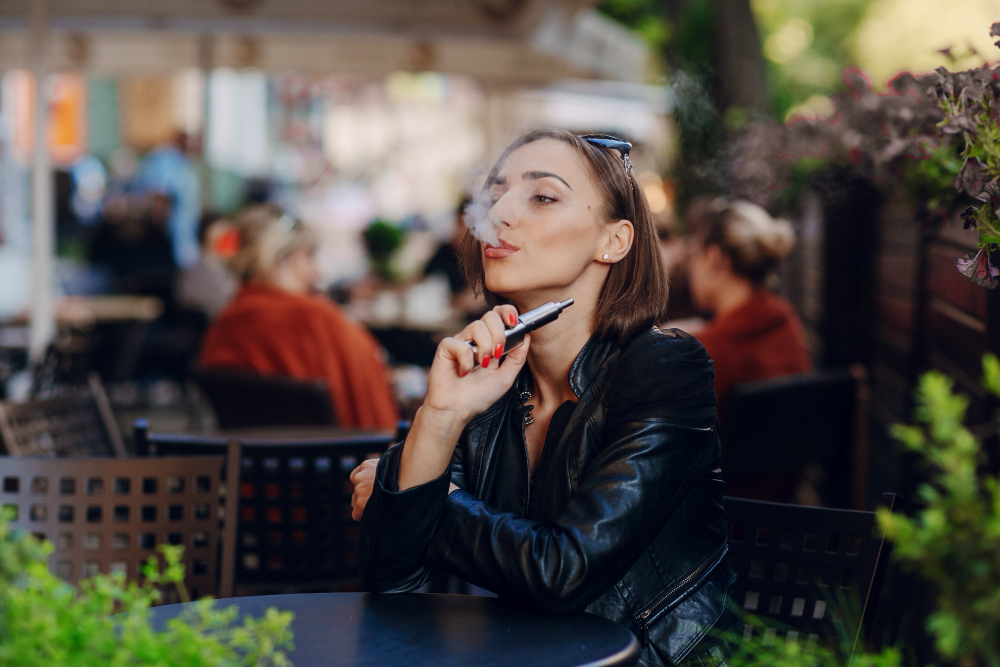 une femme fumant une ecigarette