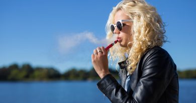 une femme fumant une ecigarette