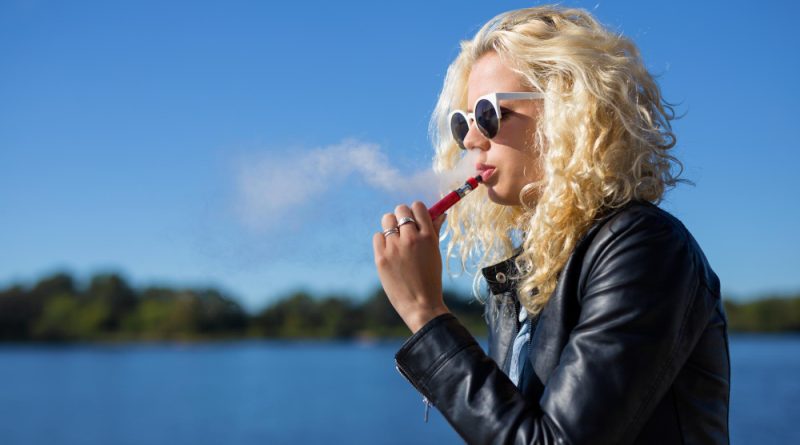 une femme fumant une ecigarette