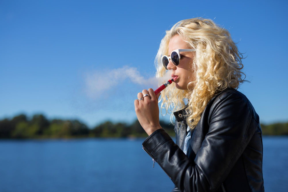 une femme fumant une ecigarette