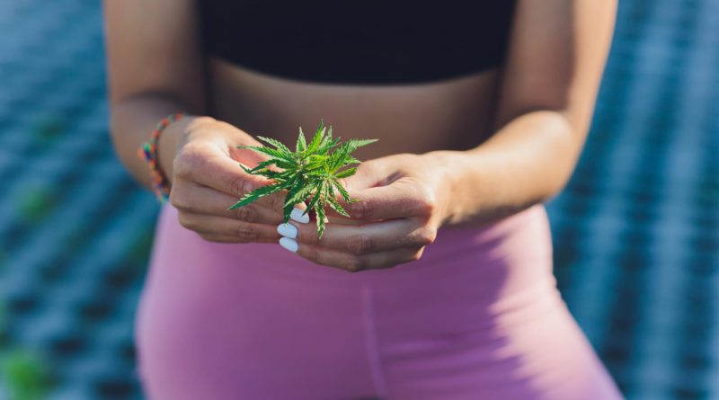 une femme avec du CBD