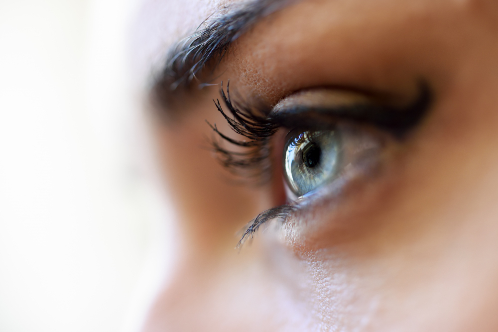 une femme portant des lentilles journalières pour la vue