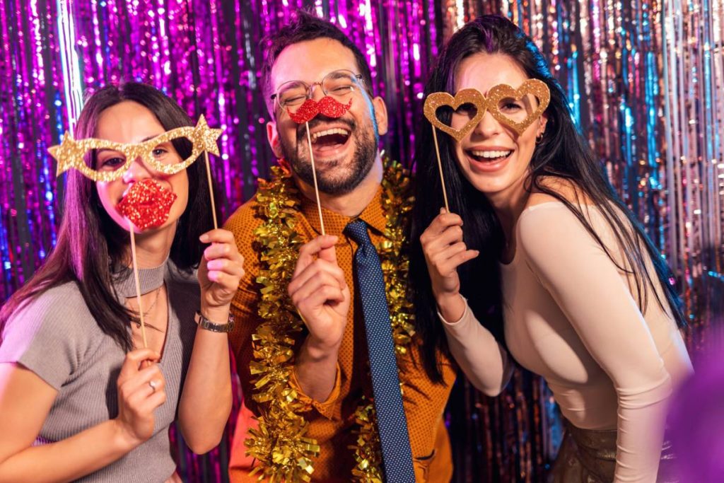 trois personnes faisant une photo avec un photobooth