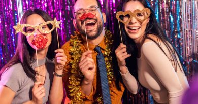 trois personnes faisant une photo avec un photobooth