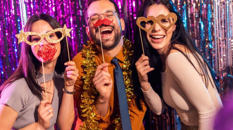 trois personnes faisant une photo avec un photobooth